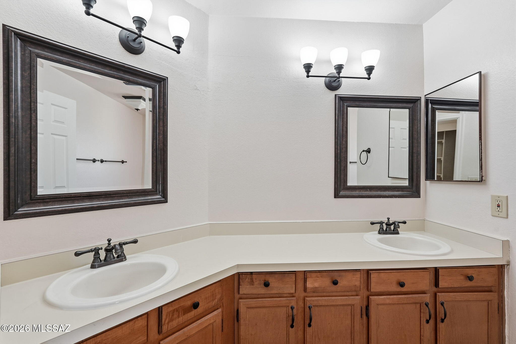 5791 North Moonbrook Road Tucson, AZ 85741 - Photo 20 of 40 Primary Full Bath & Two Sinks