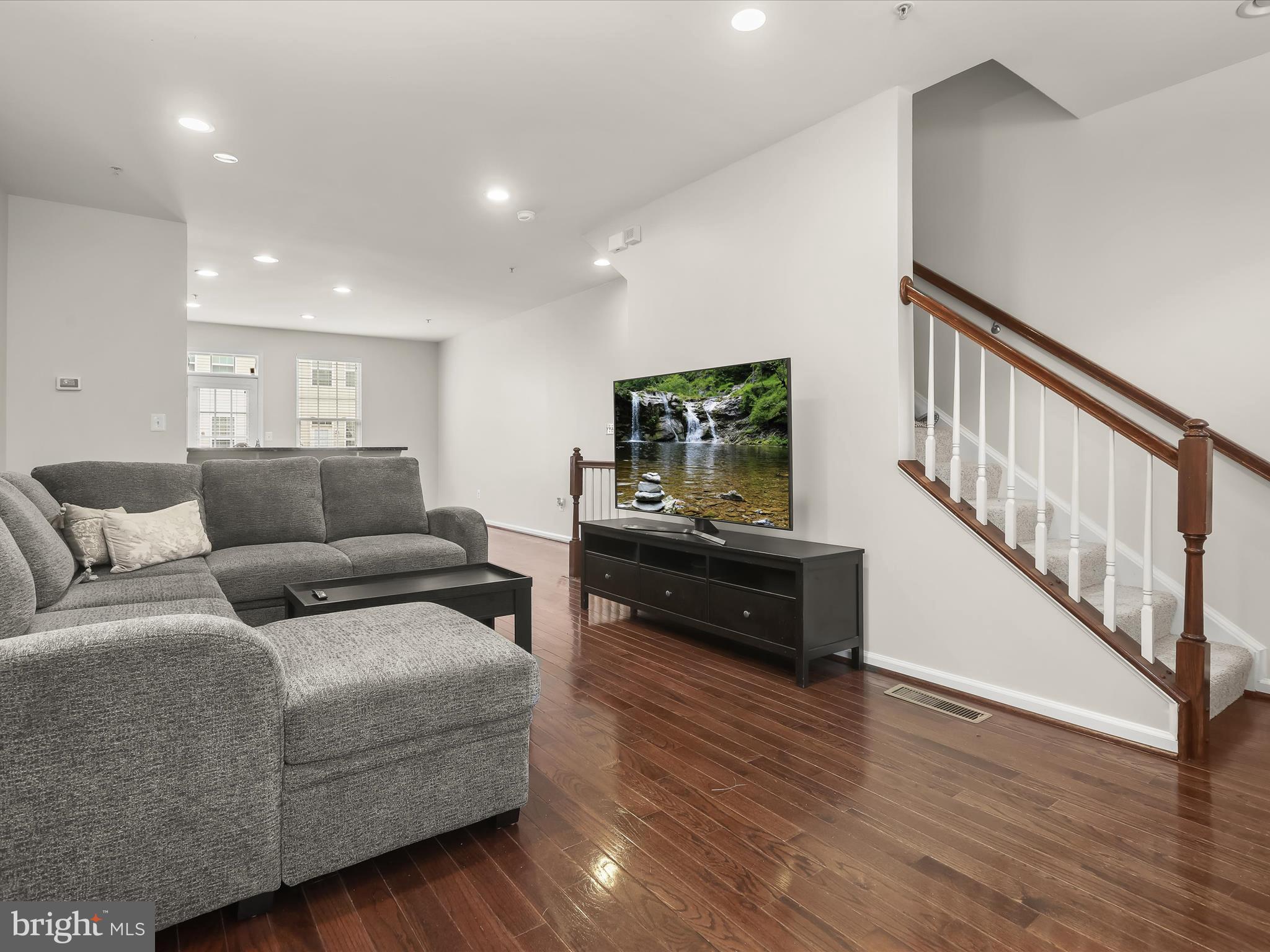 7222 Abbey Road Elkridge, MD 21075 - Photo 8 of 35 Living room