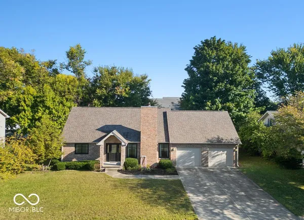$319,900 | 1966 Broadmoor Lane, Columbus, IN 47203
