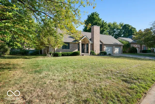 $334,900 | 1966 Broadmoor Lane, Columbus, IN 47203