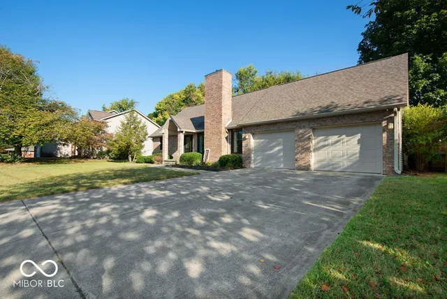 $334,900 | 1966 Broadmoor Lane, Columbus, IN 47203