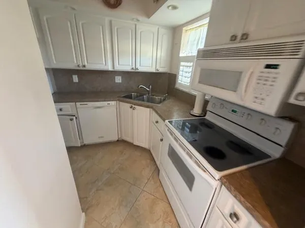 $159,900 | 18081 Southeast Country Club Drive, Unit 121, Tequesta, FL 33469