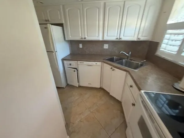 $159,900 | 18081 Southeast Country Club Drive, Unit 121, Tequesta, FL 33469