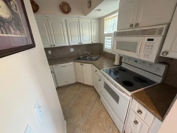 $159,900 | 18081 Southeast Country Club Drive, Unit 121, Tequesta, FL 33469