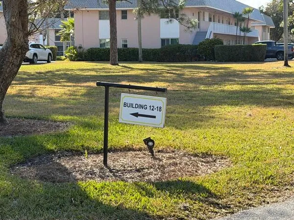 $159,900 | 18081 Southeast Country Club Drive, Unit 121, Tequesta, FL 33469