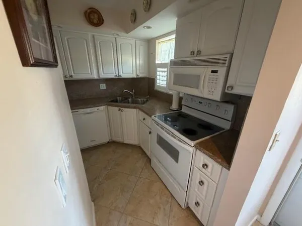 $159,900 | 18081 Southeast Country Club Drive, Unit 121, Tequesta, FL 33469