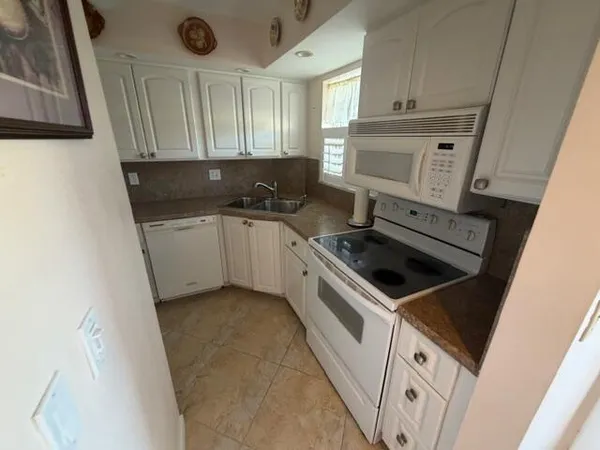 $159,900 | 18081 Southeast Country Club Drive, Unit 121, Tequesta, FL 33469