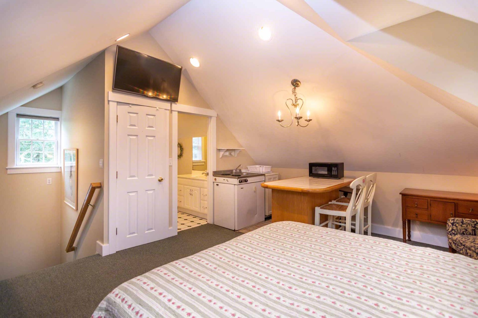 14 Bold Meadow Road Edgartown, MA 02539 - Photo 31 of 37 Guest Apartment - Open Living / Sleeping and Kitchenette Has Vaulted Ceilings and Private Bath - Second Floor