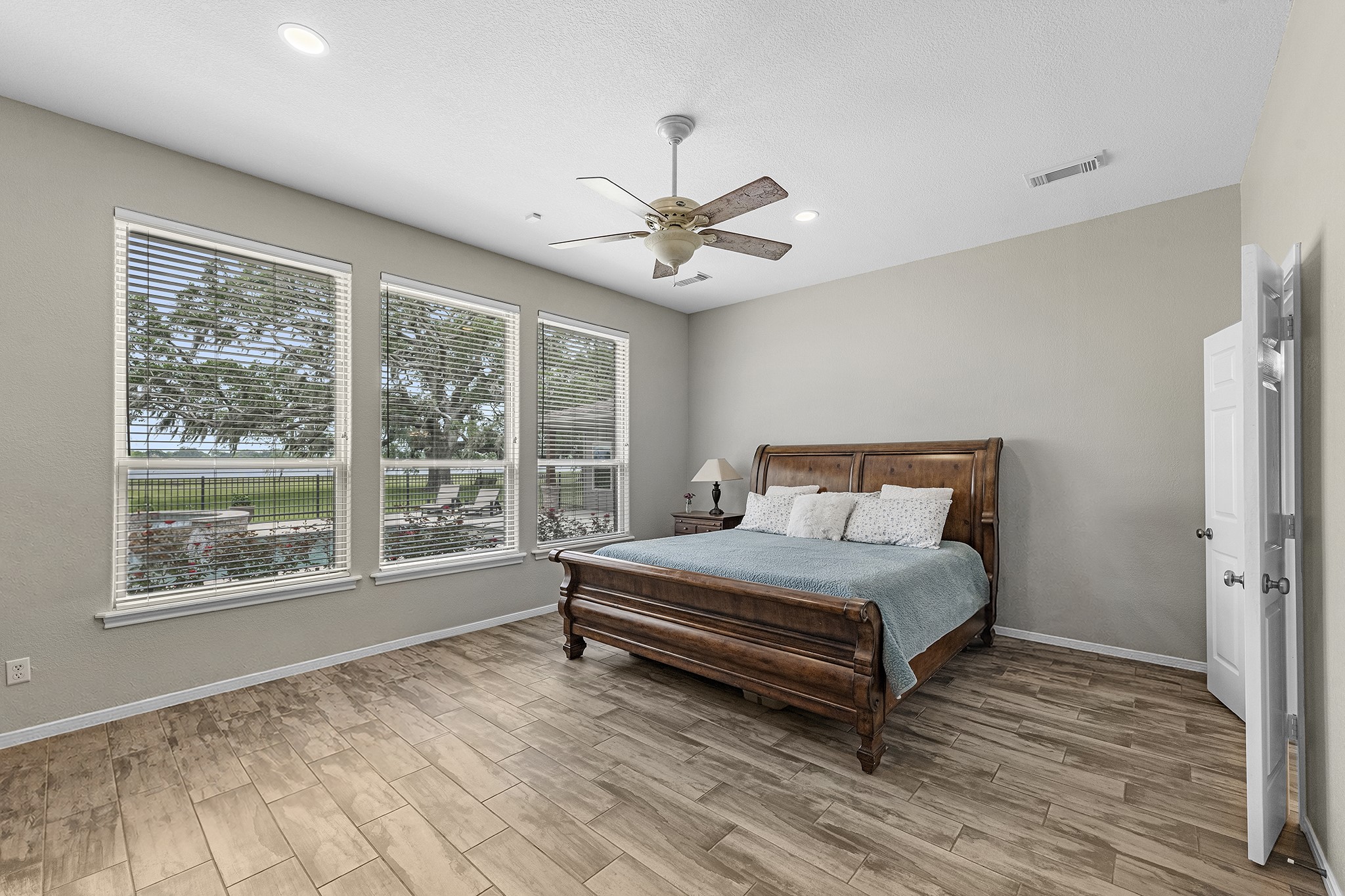 814 Sunset Trail Angleton, TX 77515 - Photo 11 of 33 Primary Bedroom