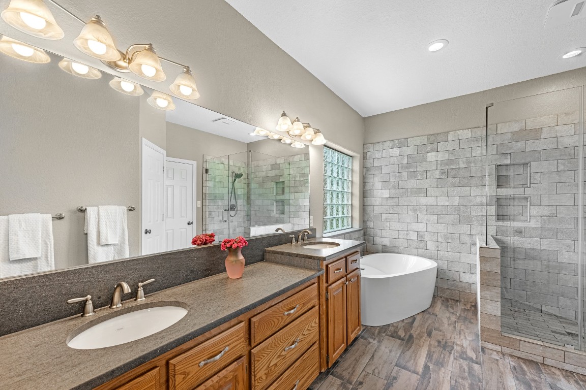 814 Sunset Trail Angleton, TX 77515 - Photo 13 of 33 Primary Bathroom