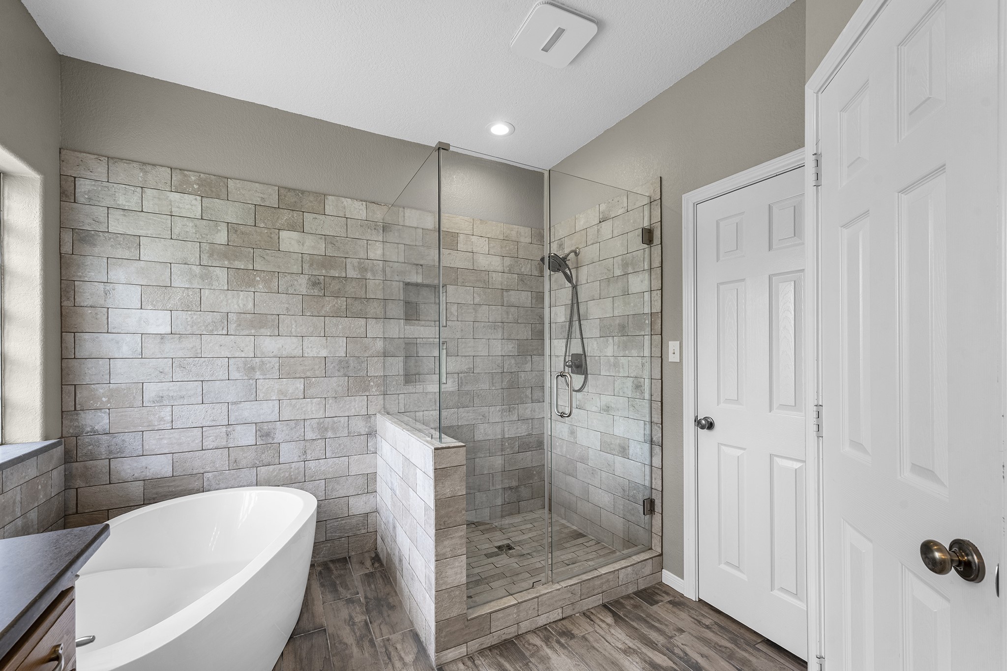 814 Sunset Trail Angleton, TX 77515 - Photo 14 of 33 Primary Bathroom