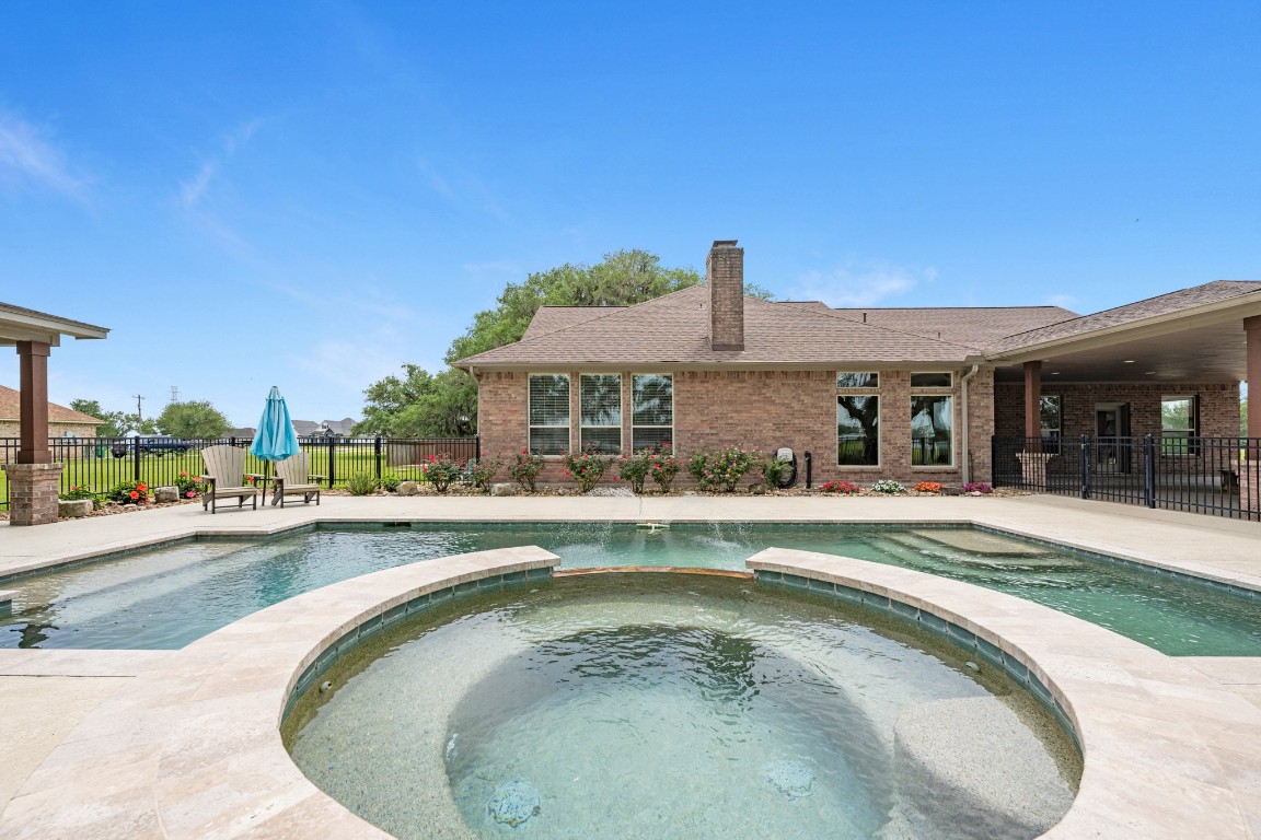 814 Sunset Trail Angleton, TX 77515 - Photo 24 of 33 Hot tub and Pool