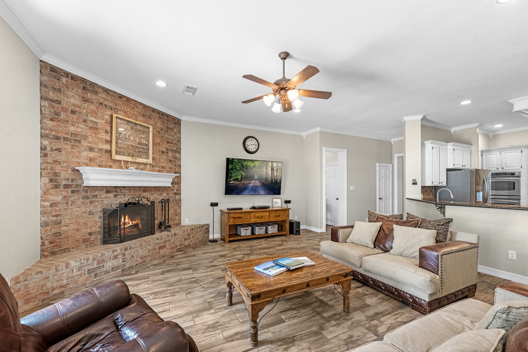 814 Sunset Trail Angleton, TX 77515 - Photo 5 of 33 Living Area
