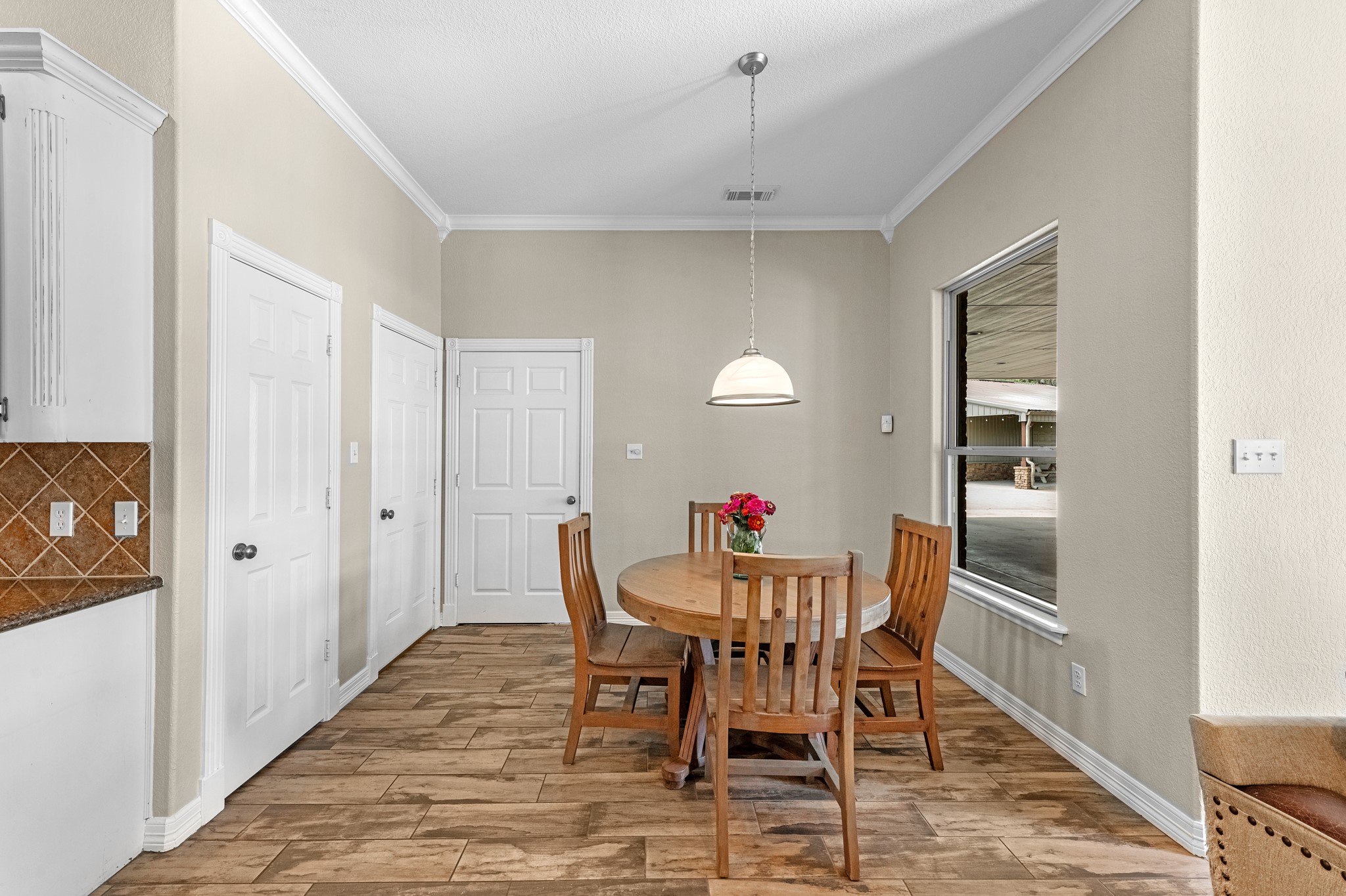 814 Sunset Trail Angleton, TX 77515 - Photo 10 of 33 Breakfast nook
