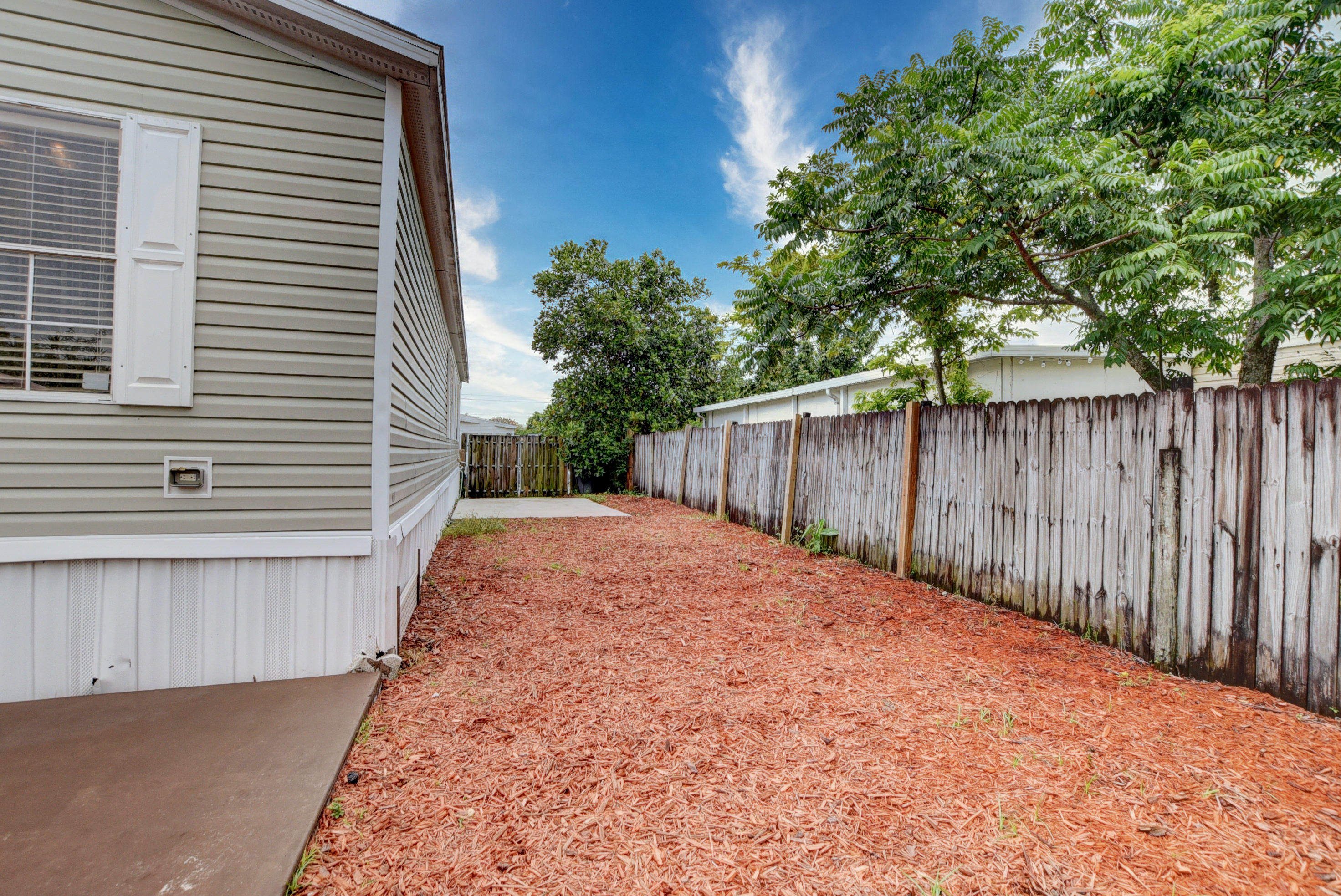 10442 Marina Way Boca Raton, FL 33428 - Photo 27 of 30 side yard