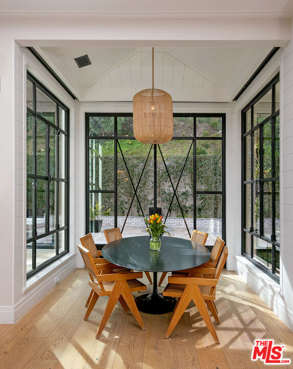 2333 Mandeville Canyon Road Los Angeles, CA 90049 - Photo 4 of 17