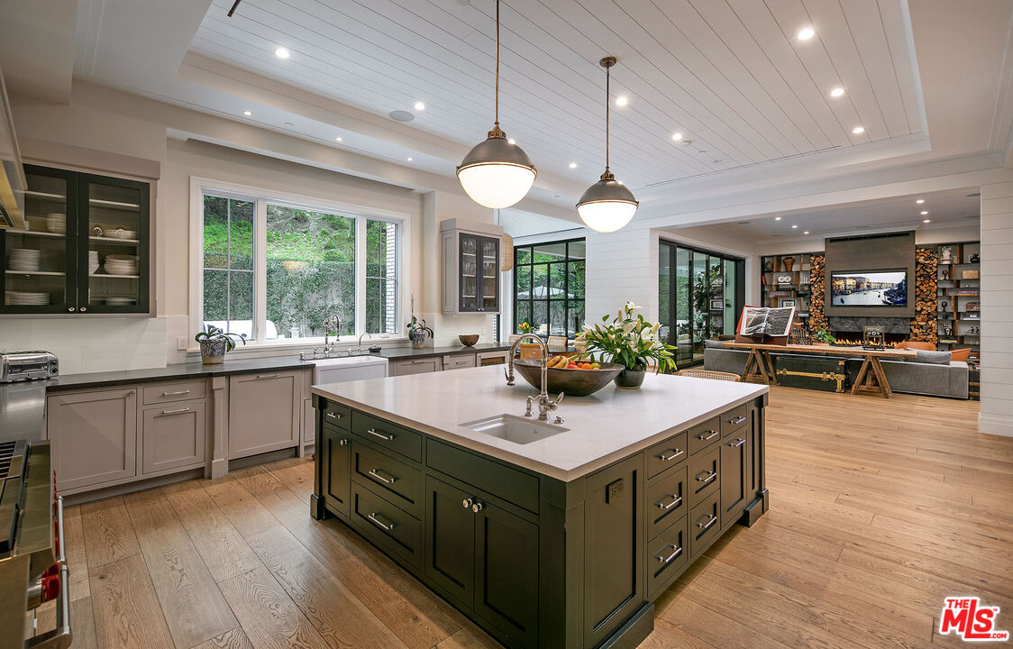 2333 Mandeville Canyon Road Los Angeles, CA 90049 - Photo 7 of 17