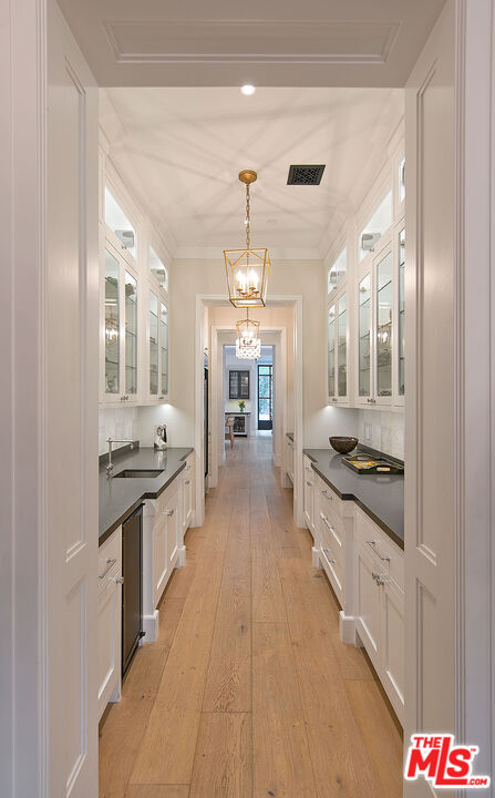 2333 Mandeville Canyon Road Los Angeles, CA 90049 - Photo 9 of 17