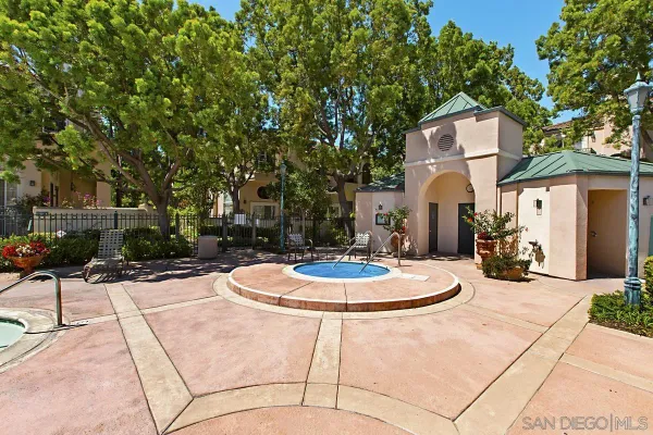 a view of front of a house with a yard