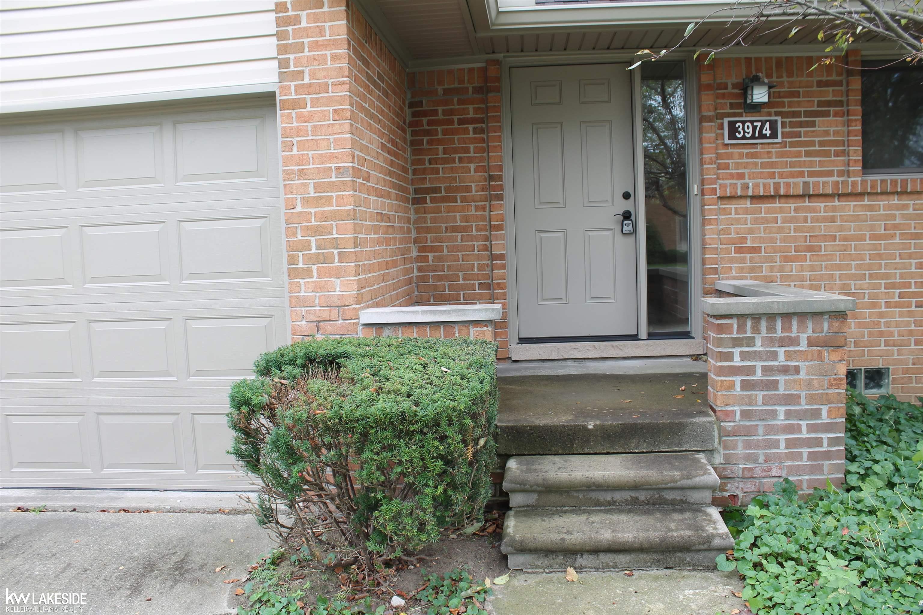 3974 Old Creek Road Troy, MI 48084 - Photo 4 of 32 50091748-3.JPG