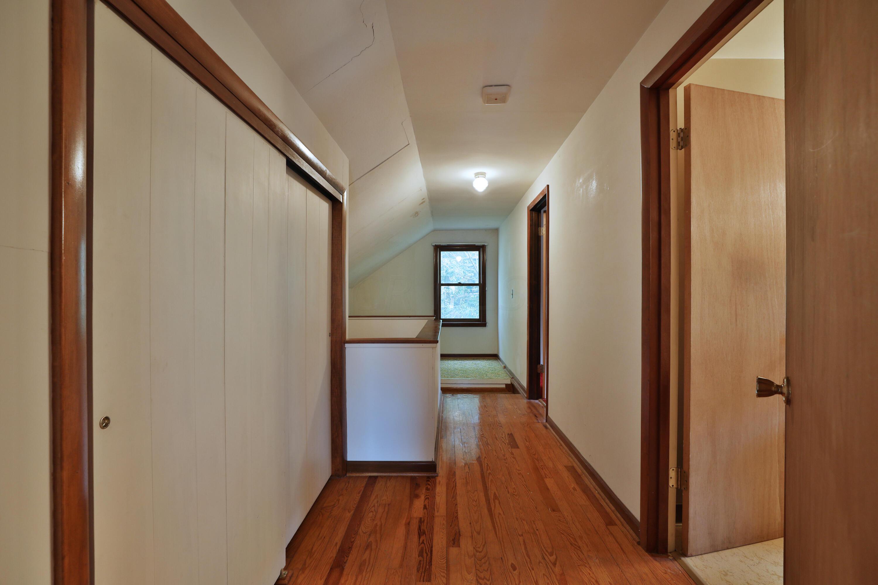 275 Arden Road Columbus, OH 43214 - Photo 21 of 32 Hallway