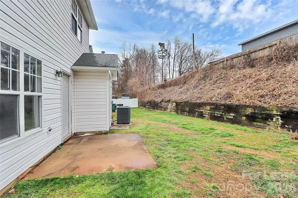 a view of a backyard with pathway