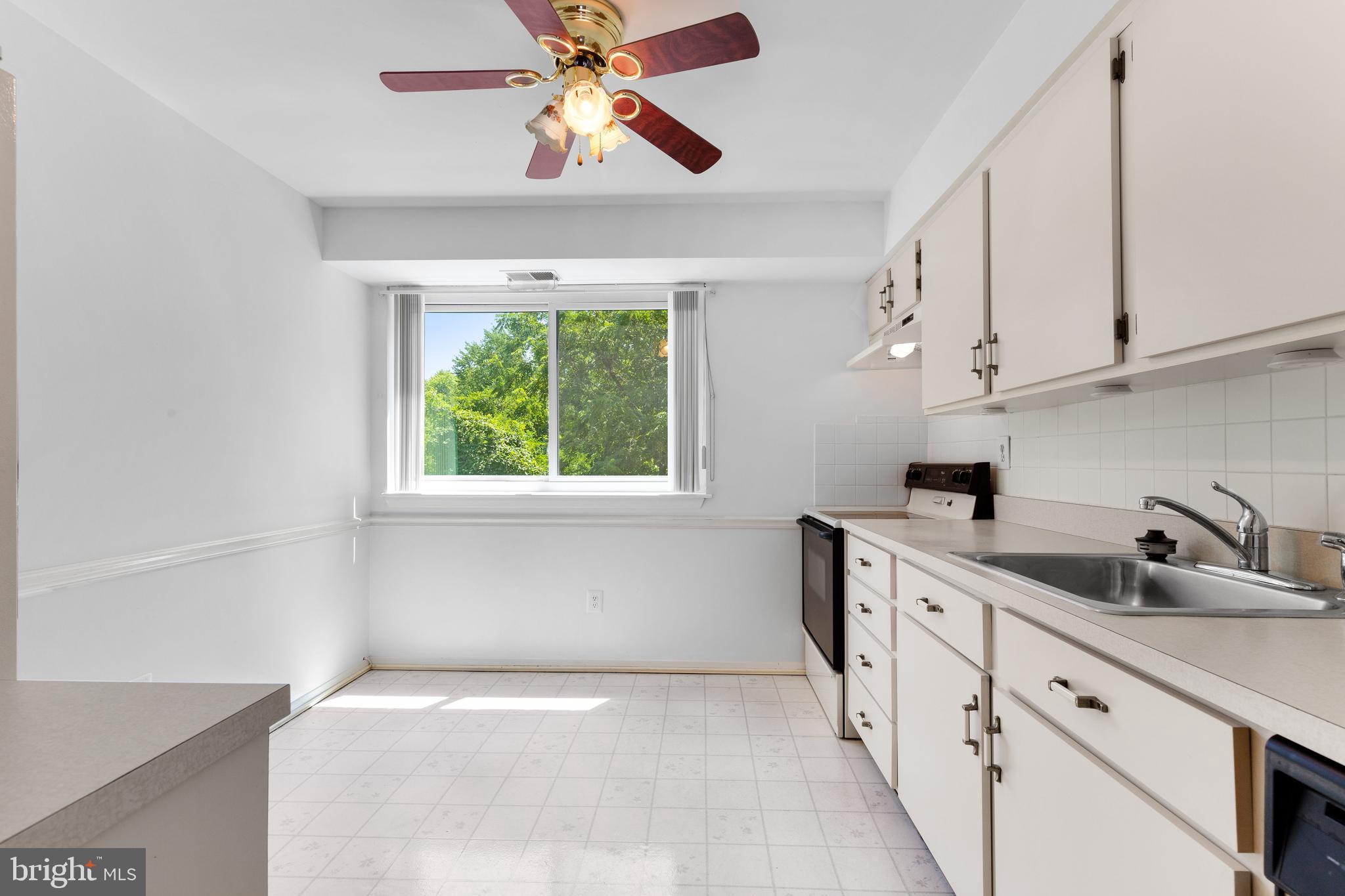 1 Summit Hill Court, Unit T2 Baltimore, MD 21228 - Photo 9 of 24 kitchen with table space