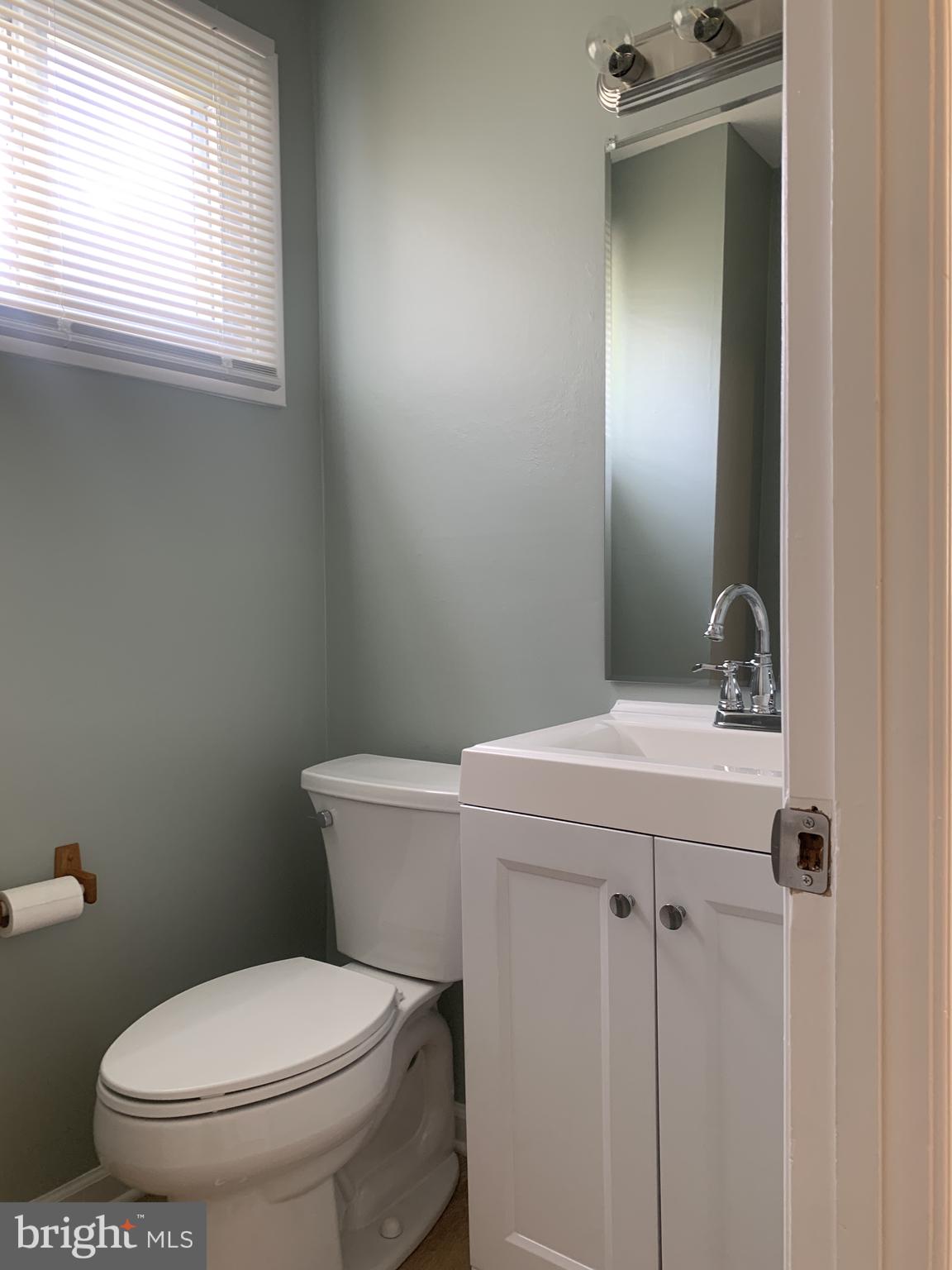 517 Garrick Road Hockessin, DE 19707 - Photo 24 of 45 First floor powder room