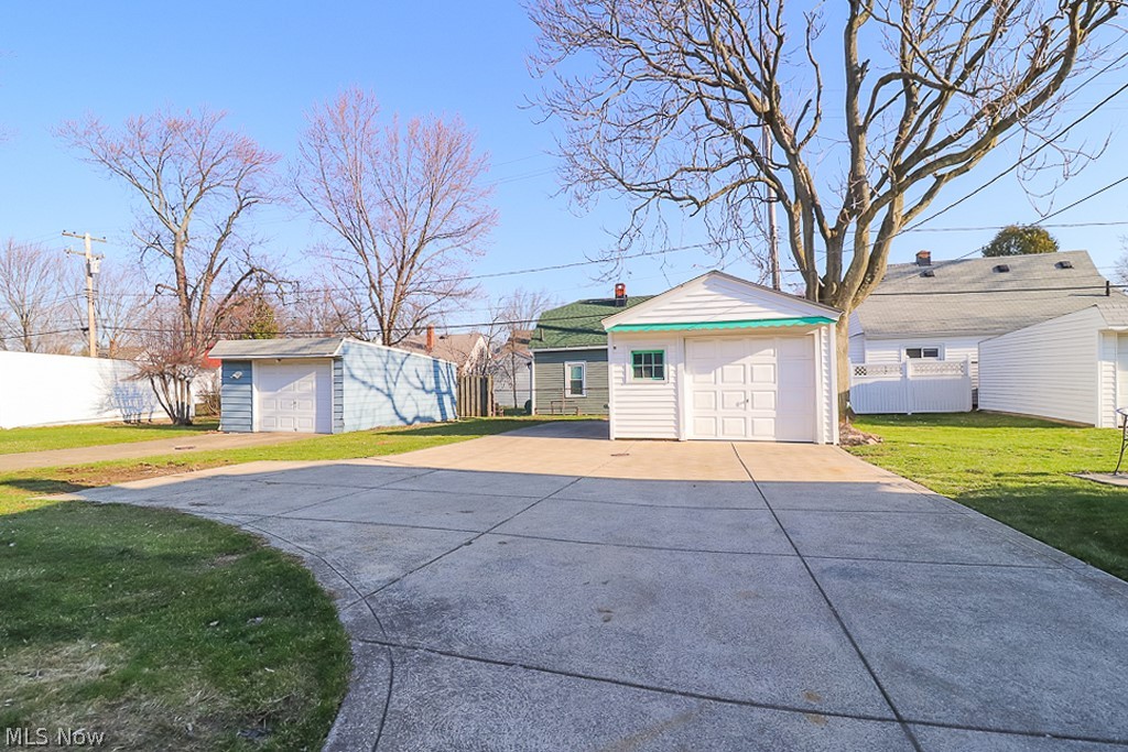 4010 Snow Road Cleveland, OH 44134 - Photo 3 of 17