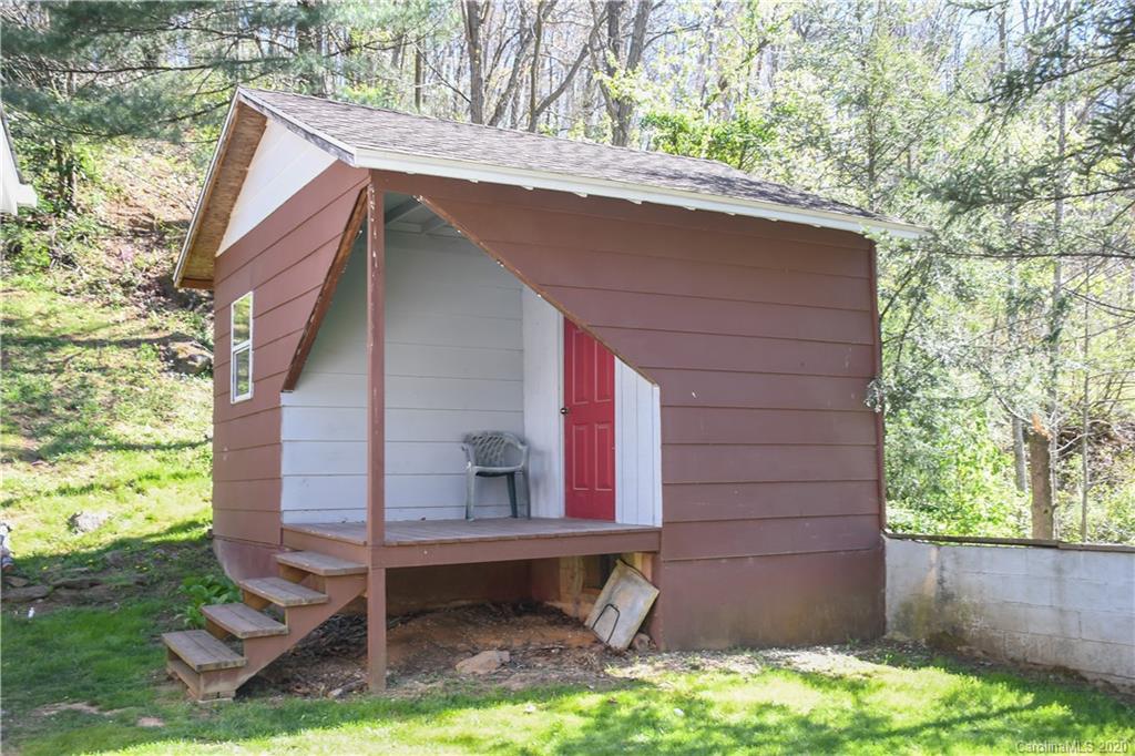 621 Incinerator Road Clyde, NC 28721 - Photo 23 of 27 a backyard of a house with seating space