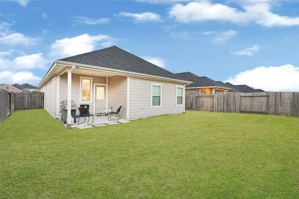 a view of a house with backyard and garden