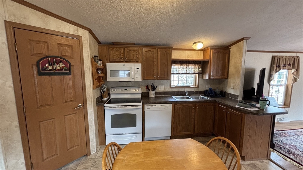 557 Southwest Cutoff, Unit 60 Worcester, MA 01607 - Photo 5 of 14 Gallery Image 5