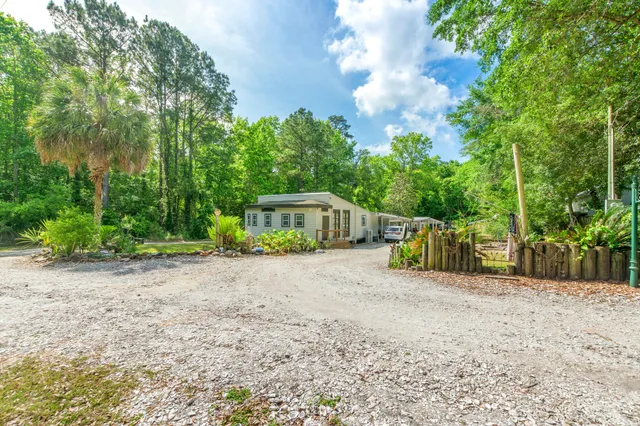 a view of a house with backyard and garden