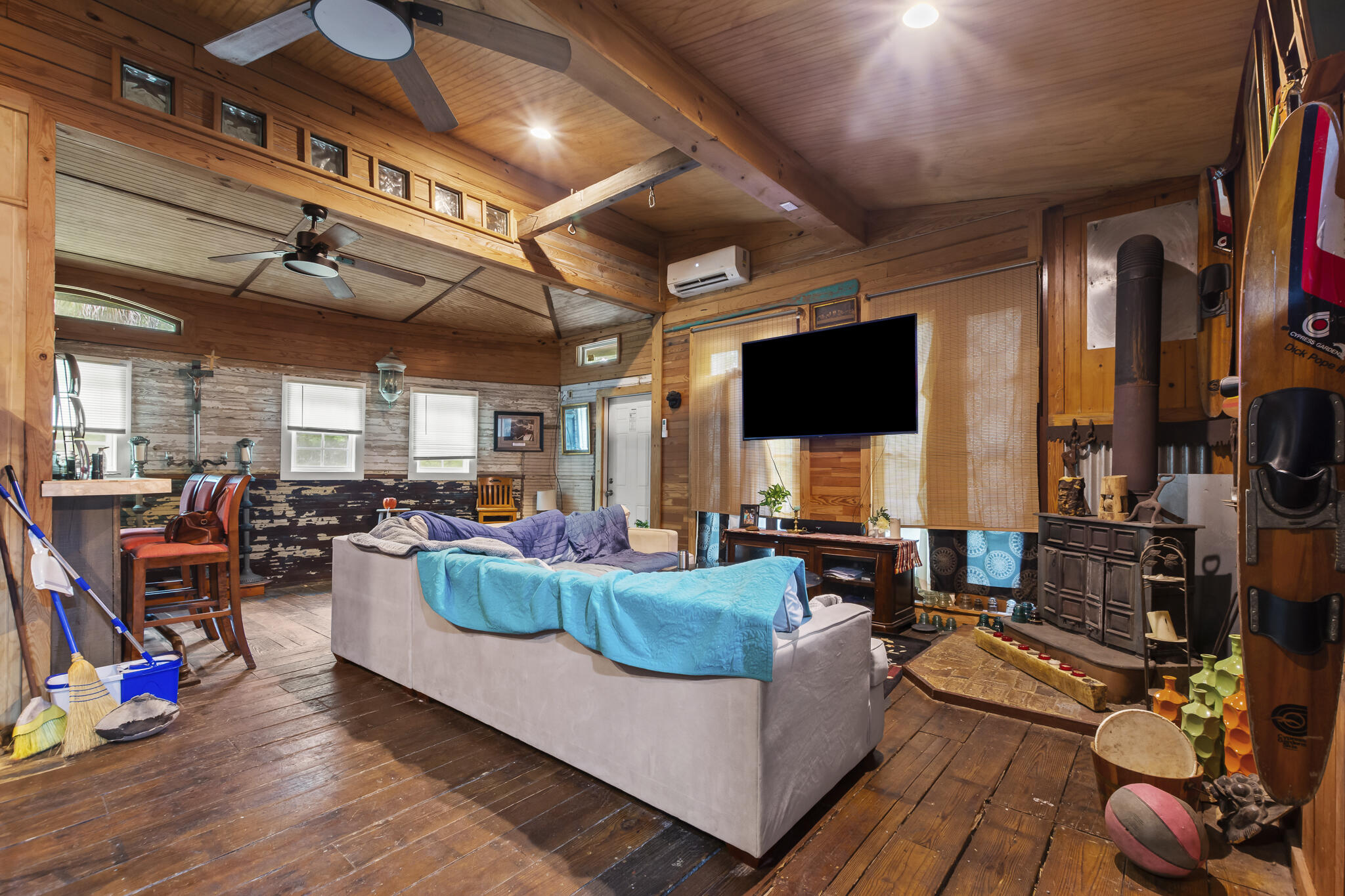 74 West Shell Cracker Road Freeport, FL 32439 - Photo 20 of 40 a living room with furniture and a flat screen tv