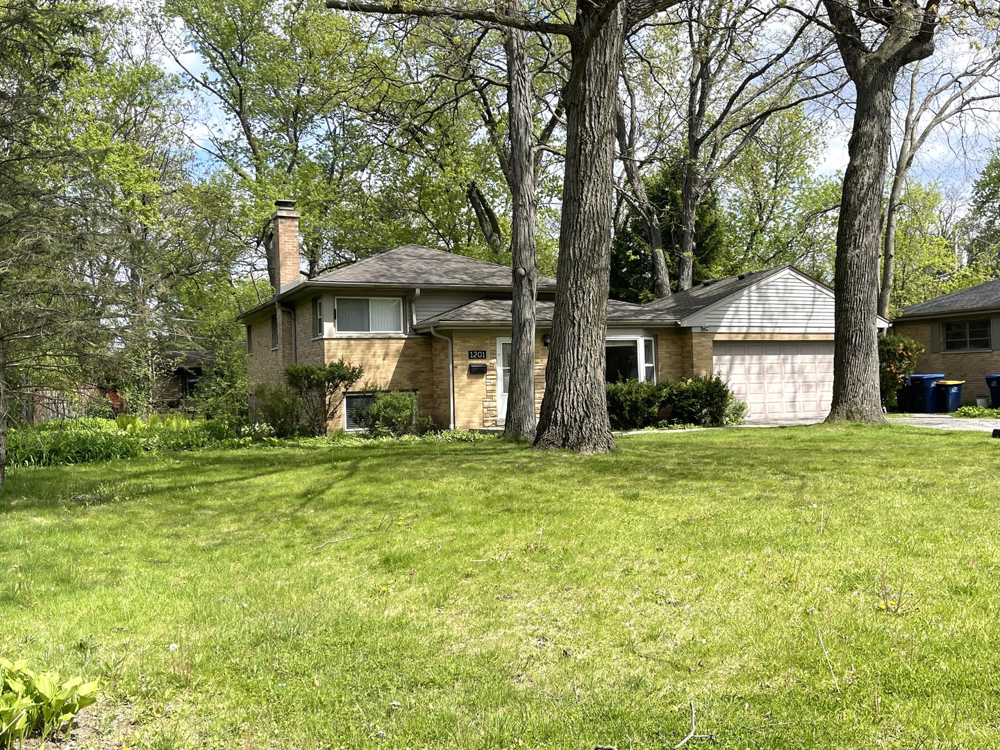 1201 Daryl Lane Northbrook, IL 60062 - Photo 2 of 15 a front view of a house with a garden
