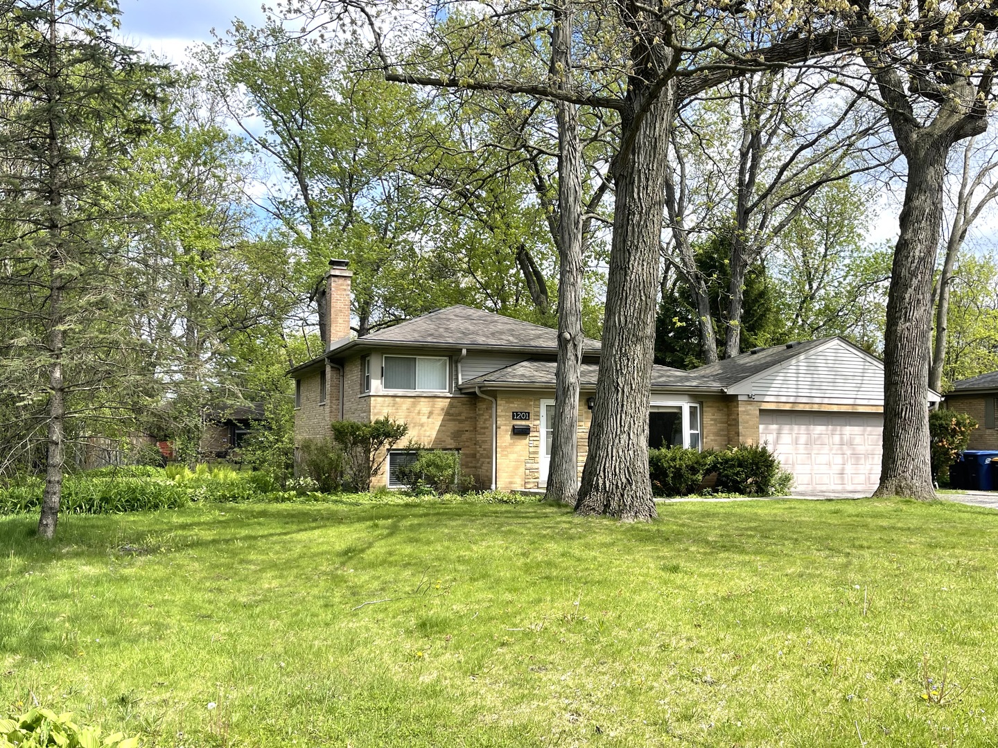 1201 Daryl Lane Northbrook, IL 60062 - Photo 3 of 15 a front view of a house with garden