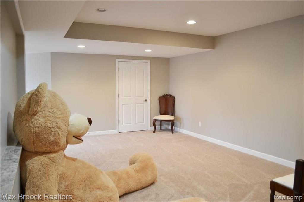 2431 Selkirk Street Rochester, MI 48306 - Photo 49 of 58
