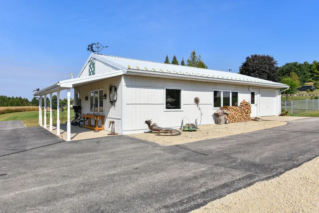 $859,900 | 9702 West State Road 81, Beloit, WI 53511