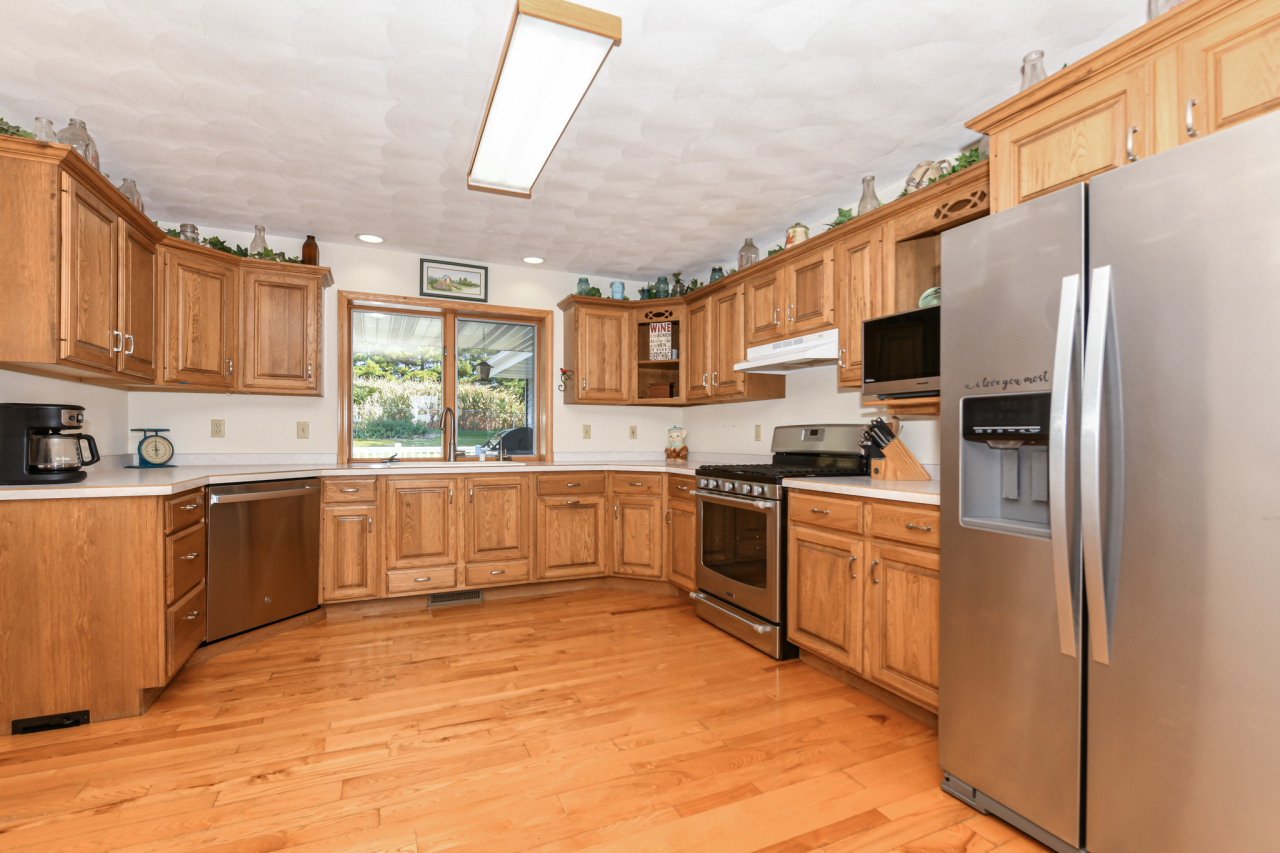 9702 West State Road 81 Beloit, WI 53511 - Photo 9 of 60 Kitchen