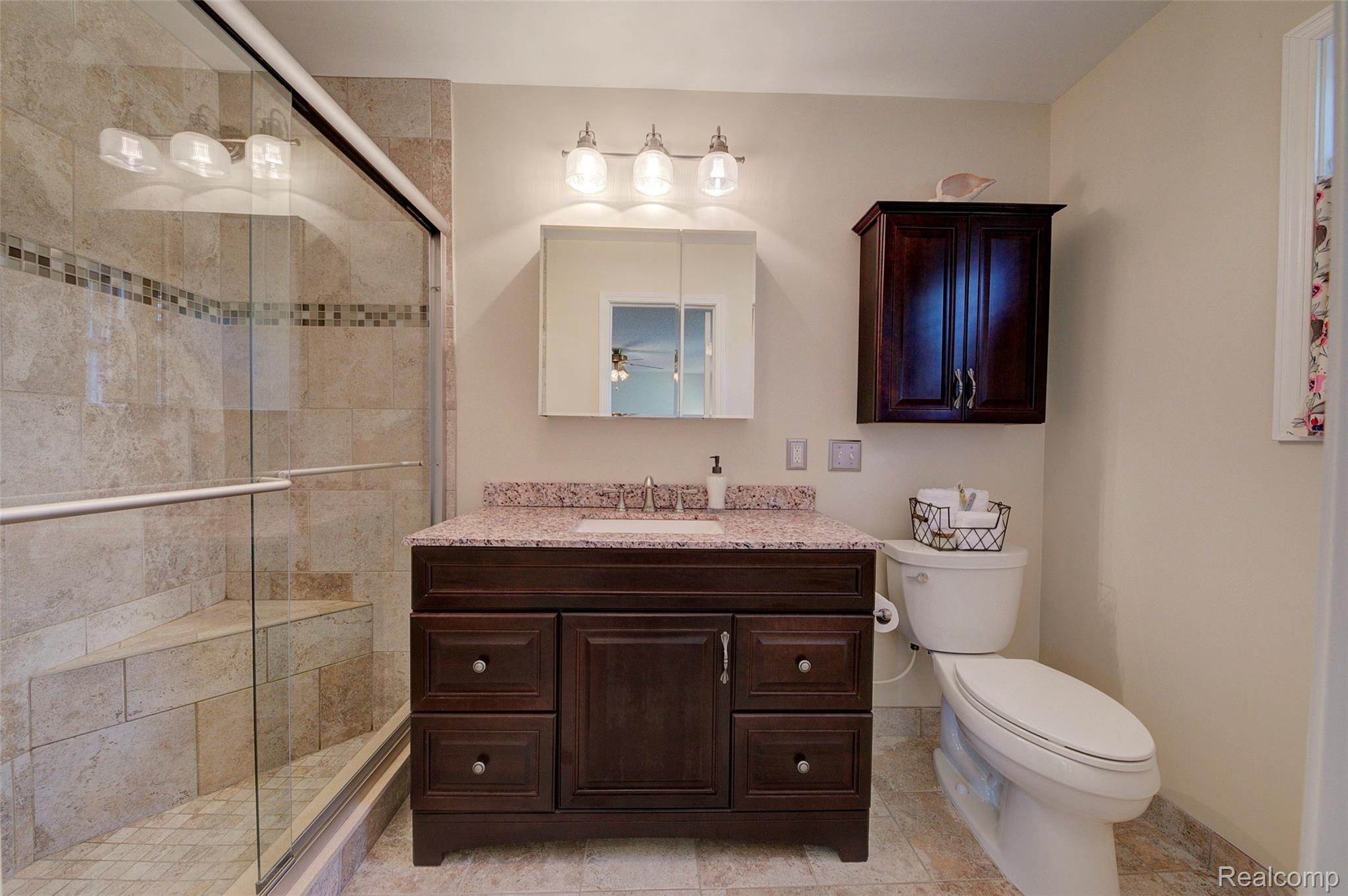 44501 Ridgefield Road Canton, MI 48188 - Photo 29 of 66 29 Master Bathroom.jpg
