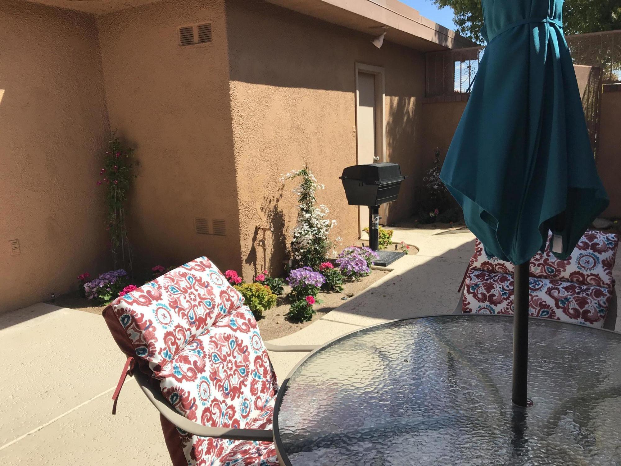 6 Cadiz Drive Rancho Mirage, CA 92270 - Photo 9 of 27 a bedroom with a bed and a potted plant