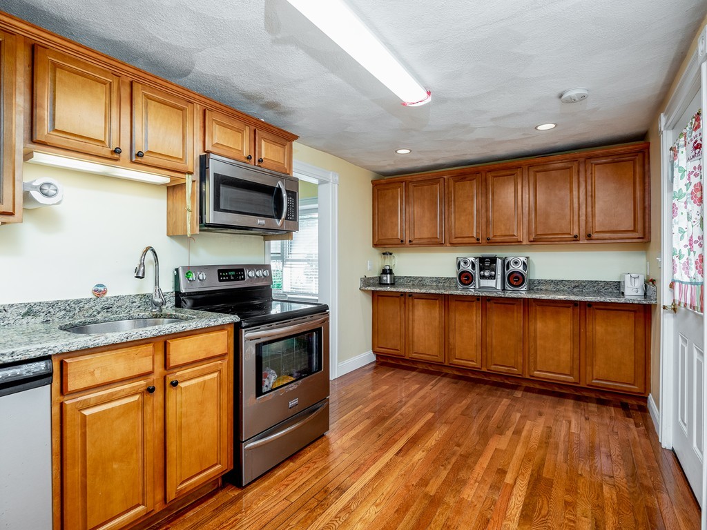 83 Cedar Street Wakefield, MA 01880 - Photo 12 of 41