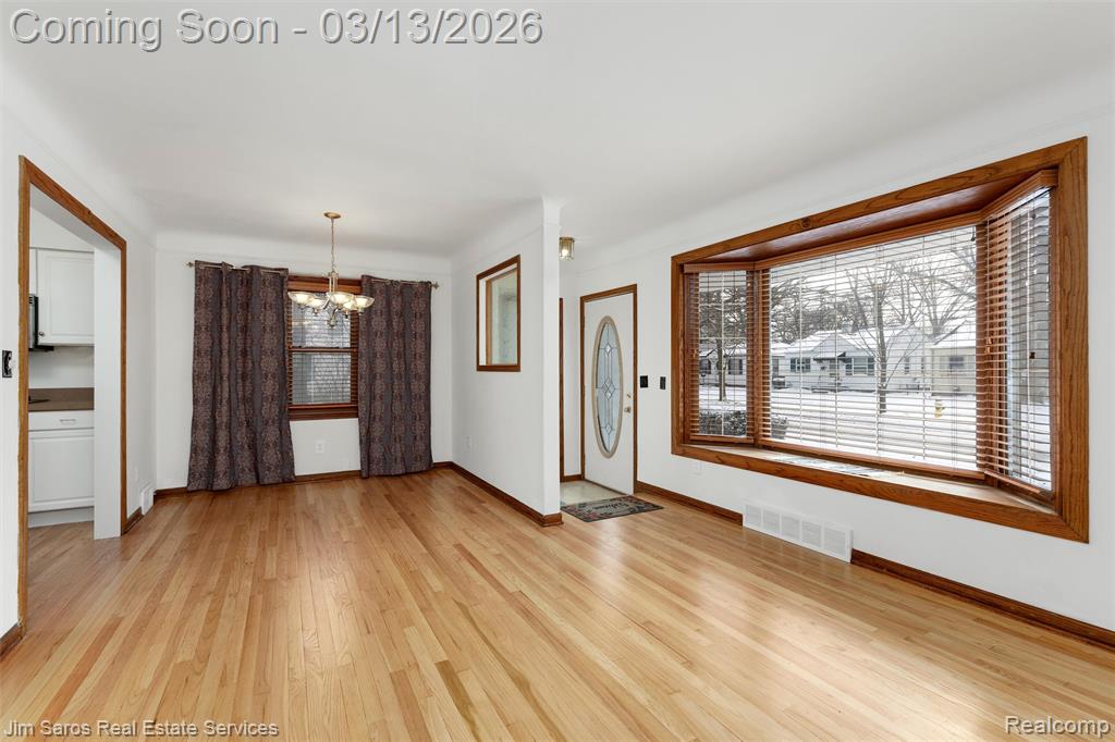 2204 Roslyn Road Grosse Pointe Woods, MI 48236 - Photo 3 of 34
