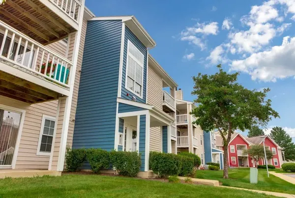 $2,429 | 4212 Chesapeake Drive, Unit 2A, Aurora, IL 60504