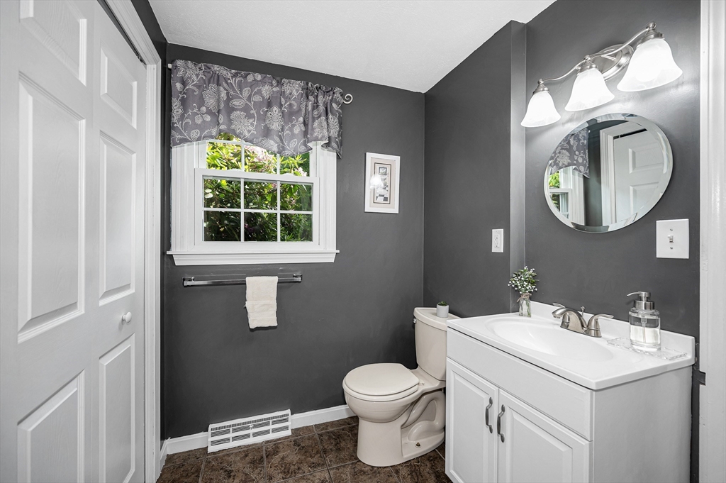 207 Trout Brook Road Dracut, MA 01826 - Photo 8 of 42