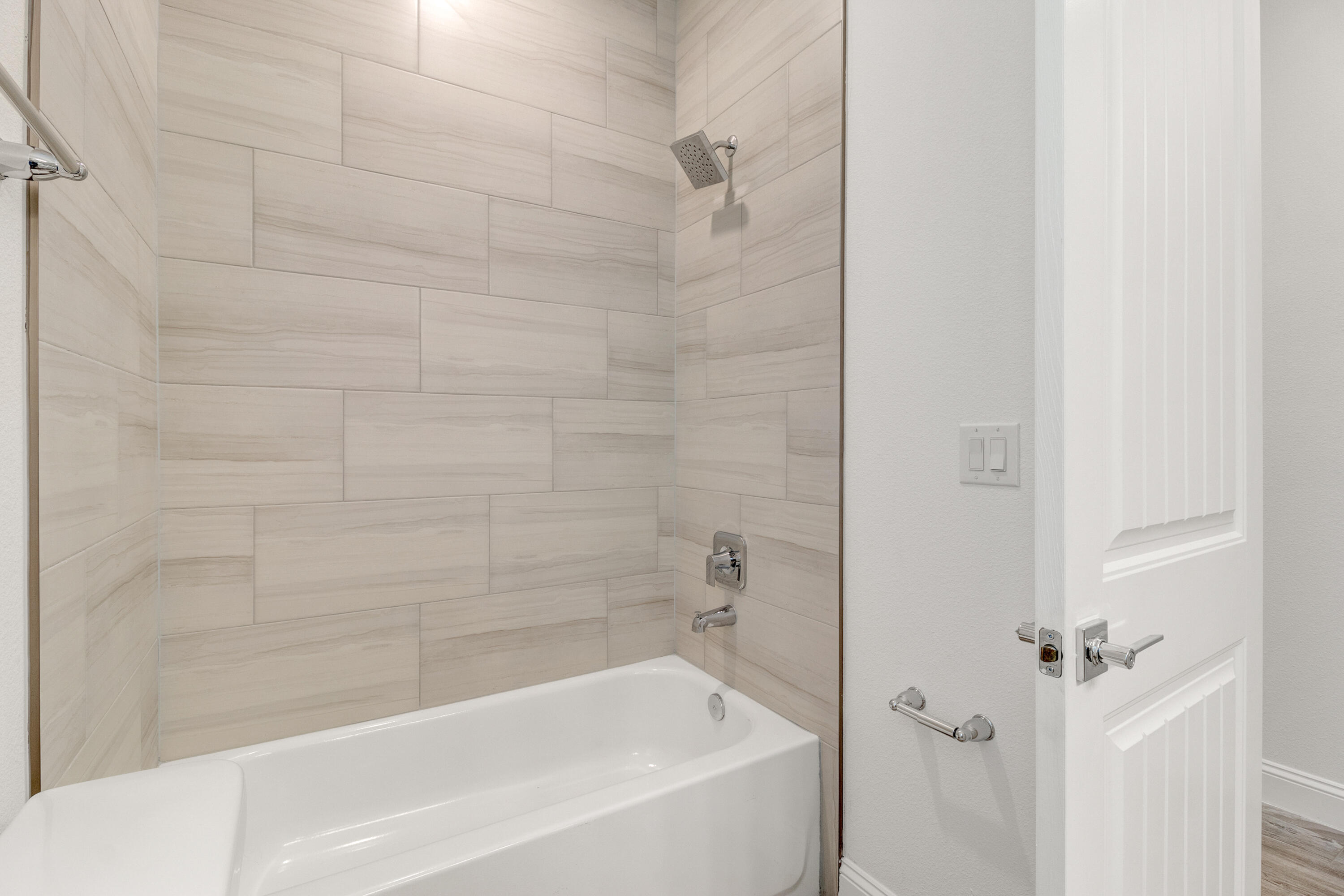 584 Octavius Road Southwest Palm Bay, FL 32908 - Photo 27 of 30 a bathroom with a bathtub