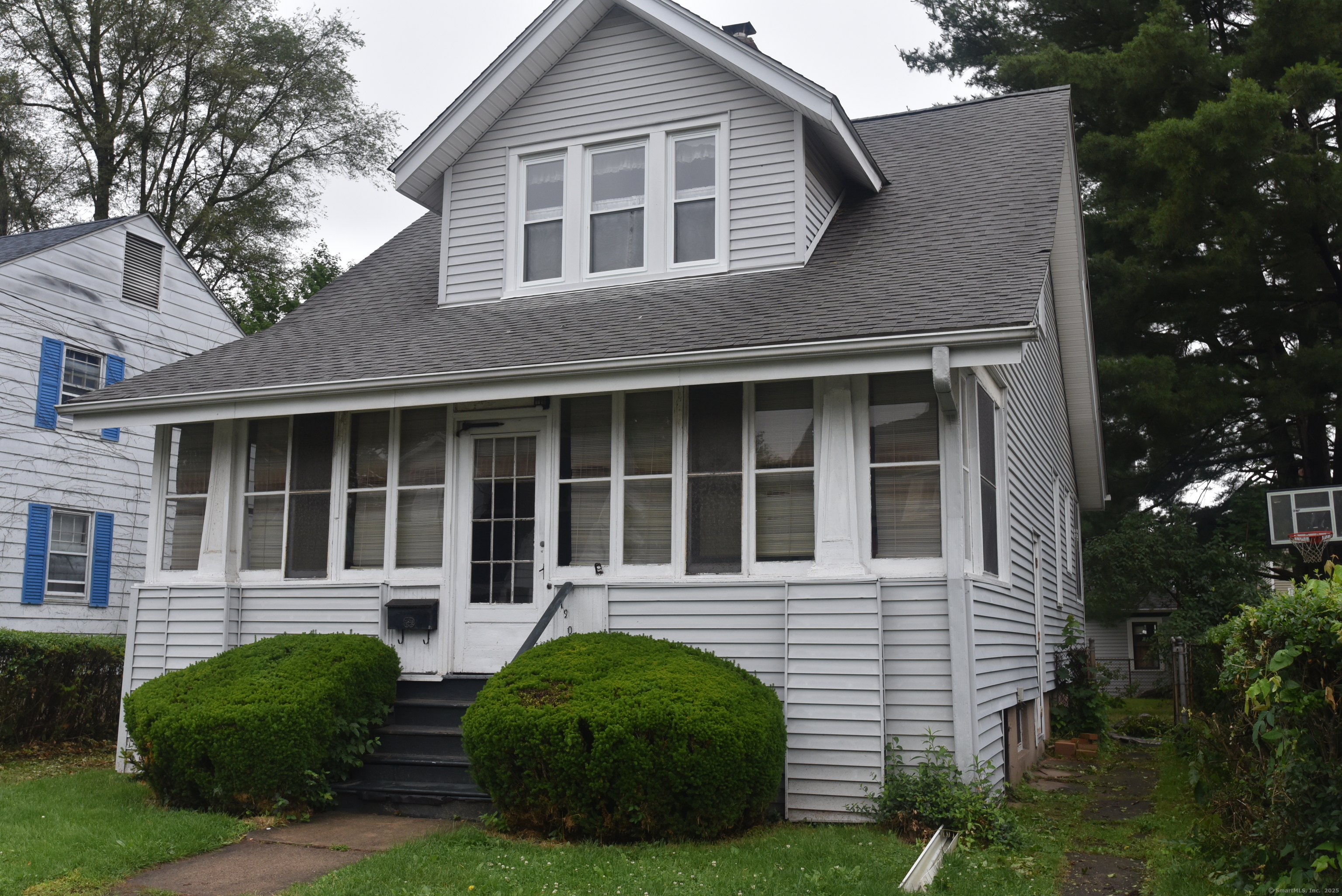 190 Victoria Road Hartford, CT 06114 - Photo 1 of 1 a front view of a house with garden