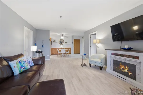 $279,000 | 163 Hunt Club Drive, St. Charles, IL 60174