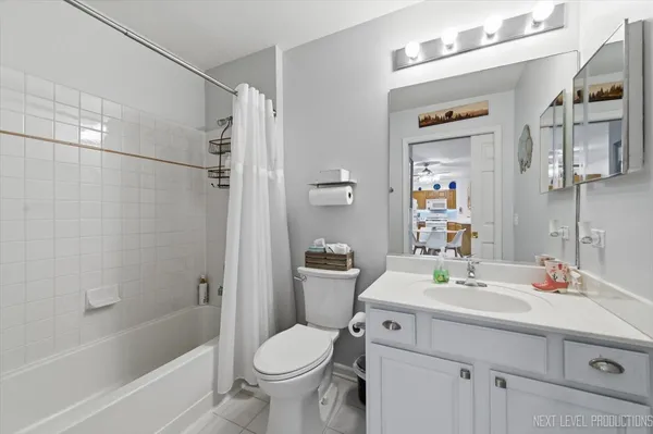 $279,000 | 163 Hunt Club Drive, St. Charles, IL 60174