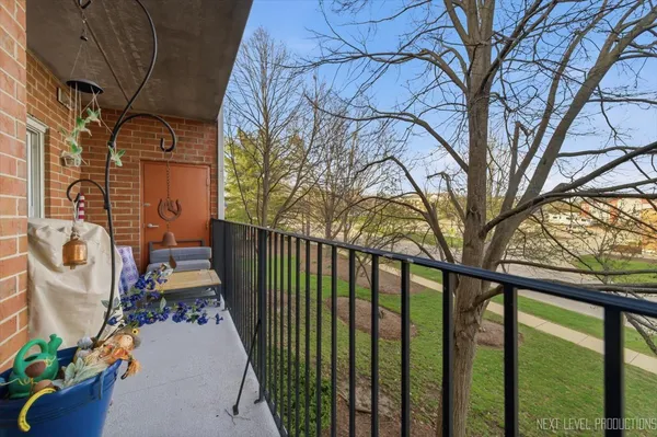 $279,000 | 163 Hunt Club Drive, St. Charles, IL 60174
